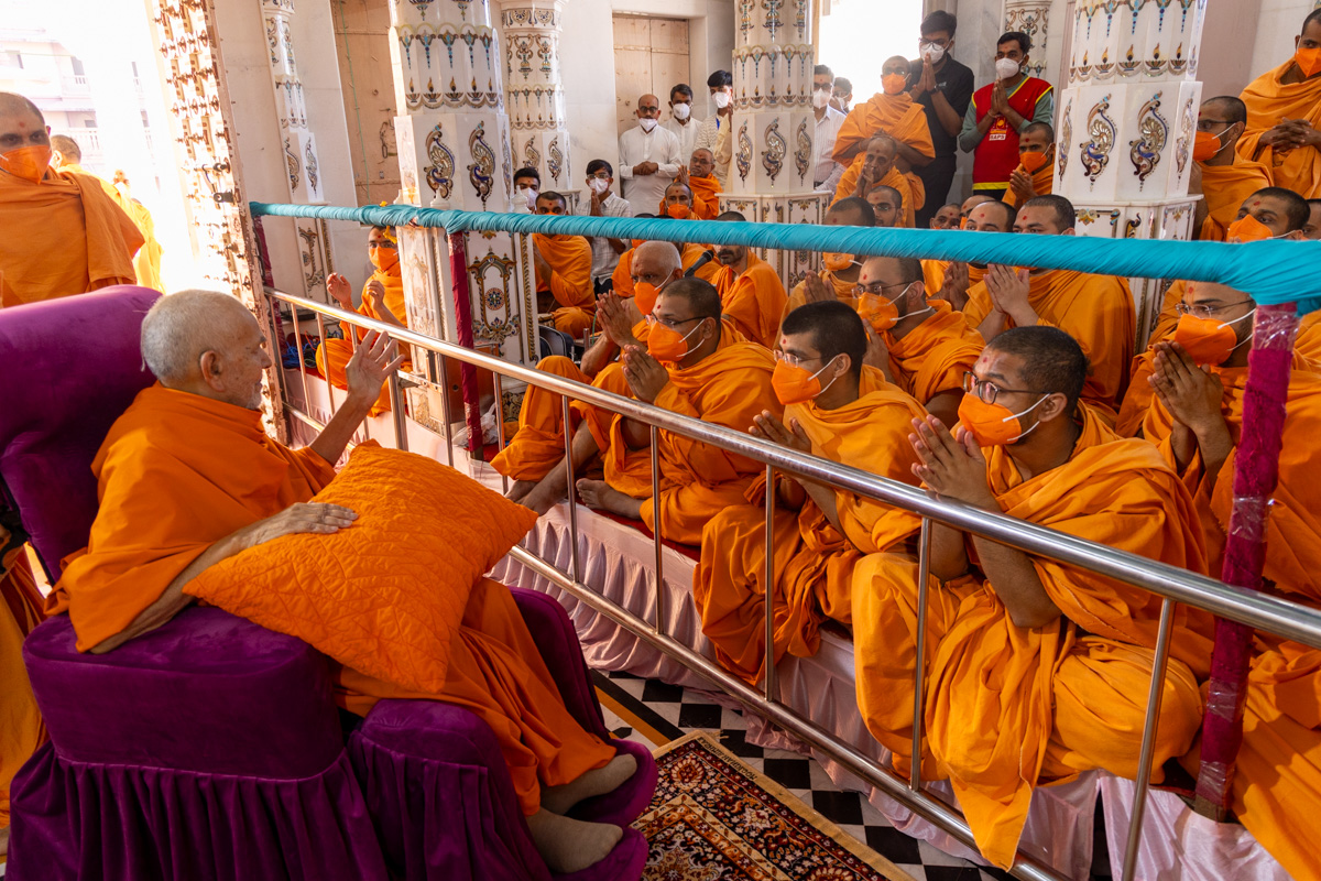 Swamishri blesses swamis