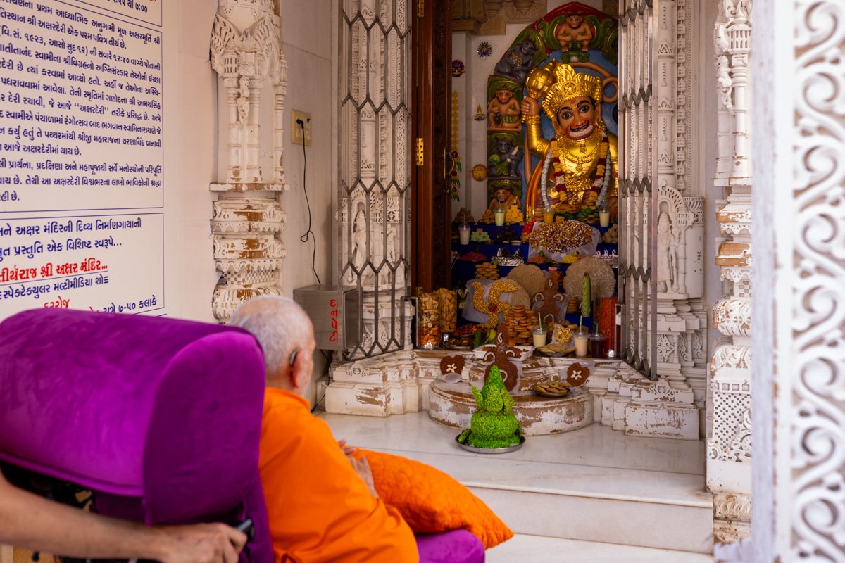 Swamishri doing darshan of the annakut offered to Shri Hanumanji