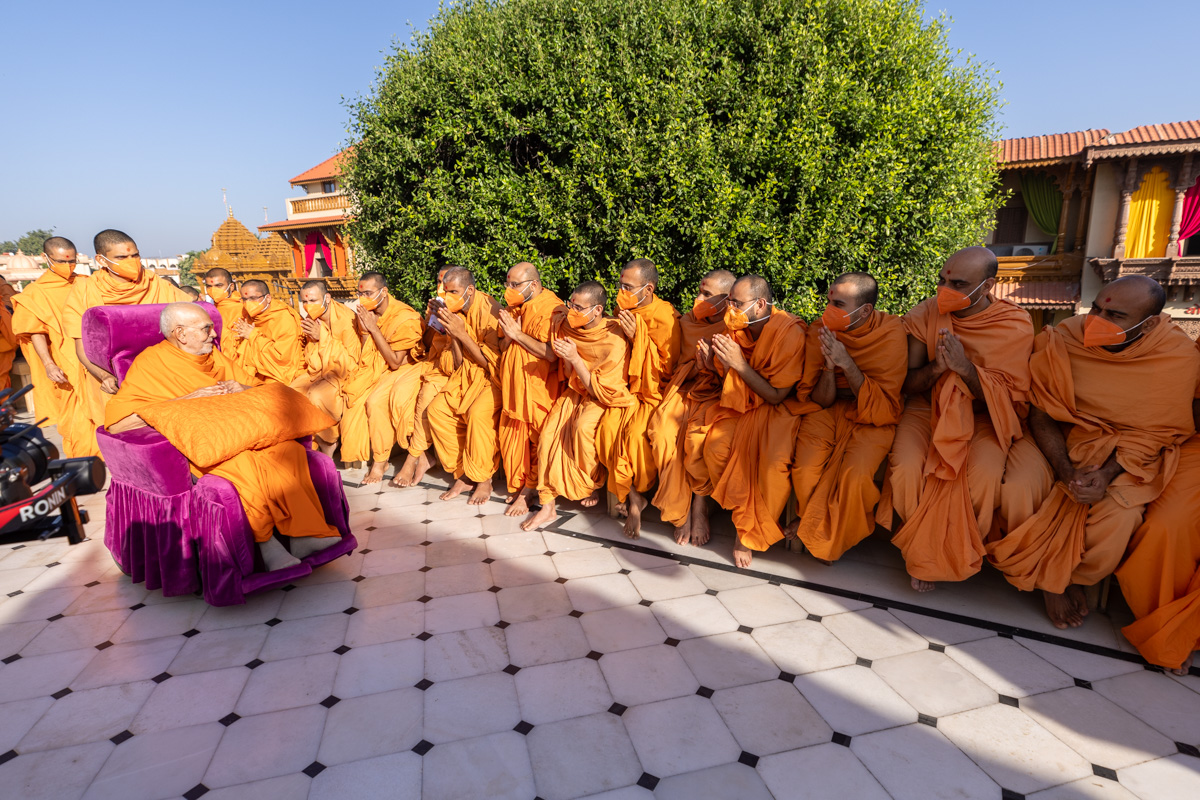 Swamis doing darshan of Swamishri