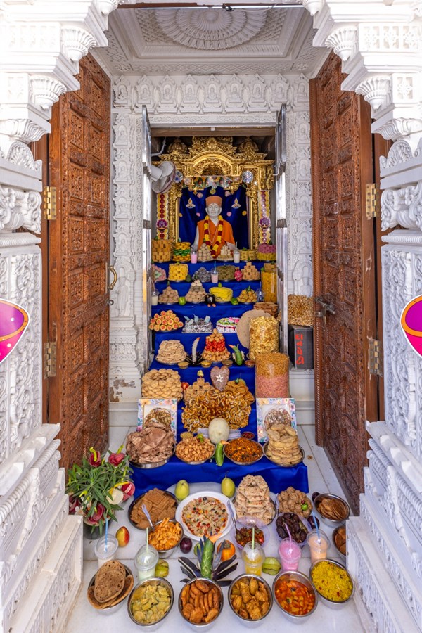 Annakut offered to Brahmaswarup Shastriji Maharaj