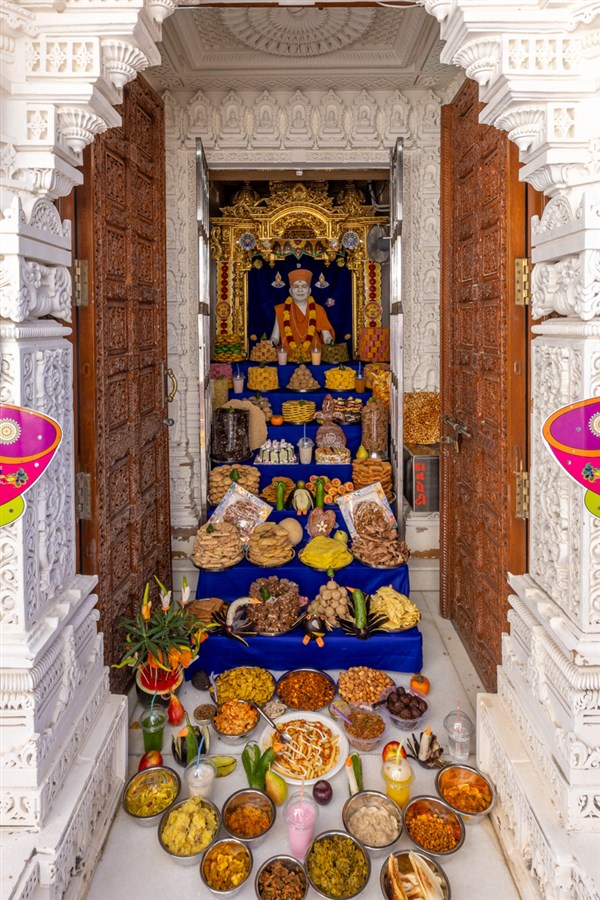 Annakut offered to Brahmaswarup Yogiji Maharaj