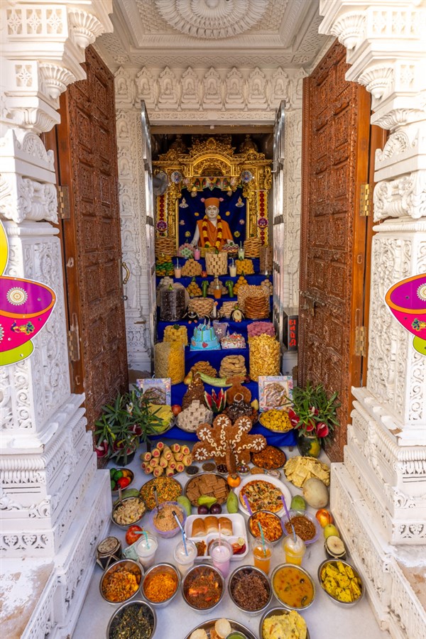 Annakut offered to Brahmaswarup Pramukh Swami Maharaj