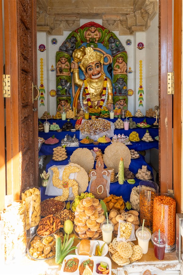 Annakut offered to Shri Hanumanji
