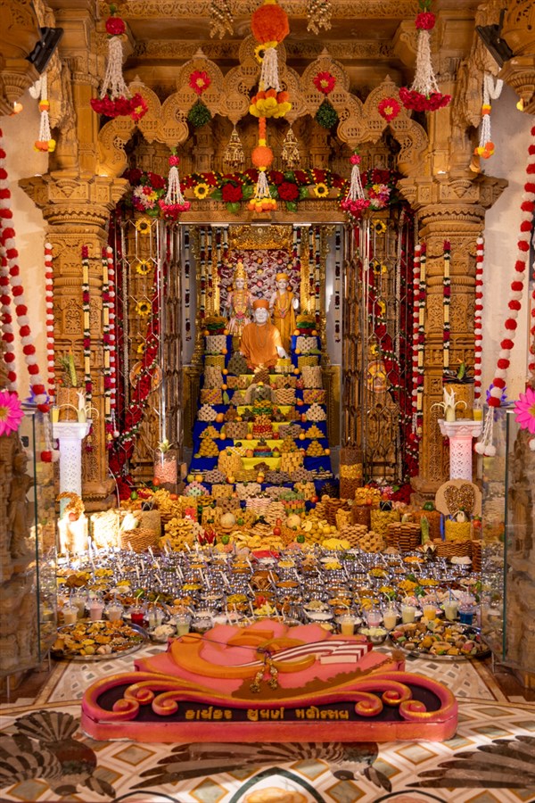 Annakut offered to Shri Akshar-Purushottam Maharaj and Brahmaswarup Yogiji Maharaj, Yogi Smruti Mandir
