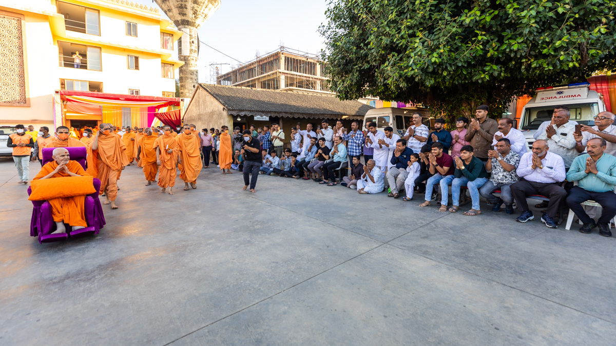 Swamishri on his way to Shri Yogi Smruti Mandir for annakut darshan