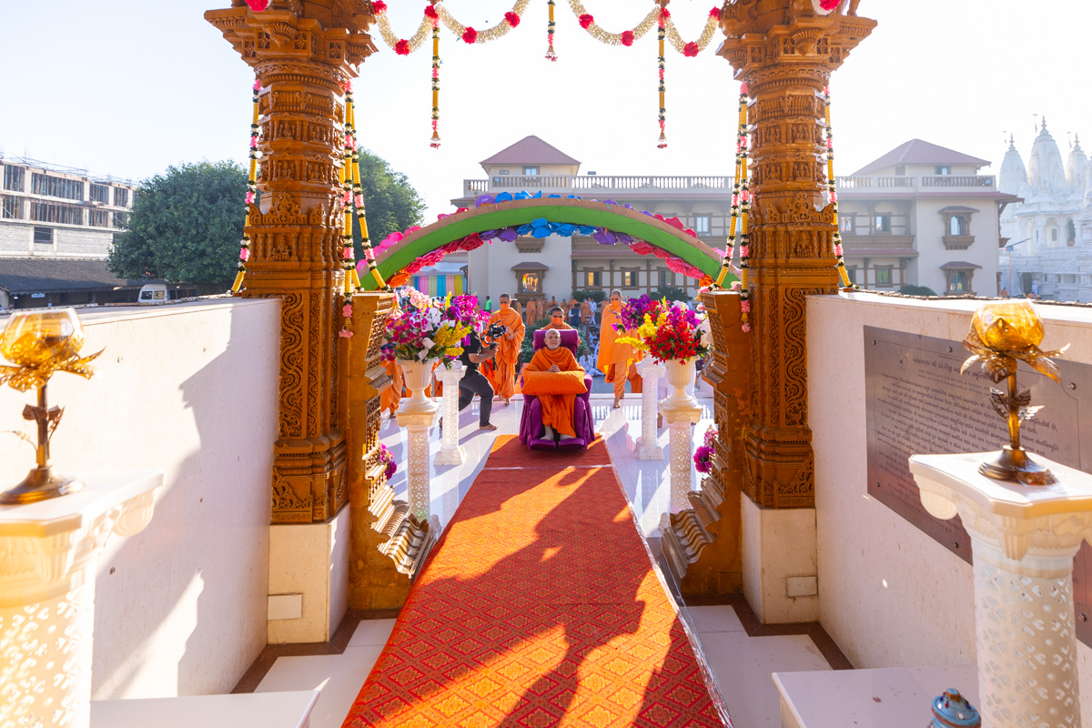 Swamishri arrives at Shri Yogi Smruti Mandir