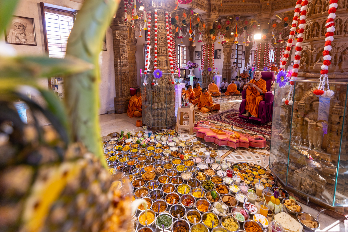 Swamishri performs the annakut arti
