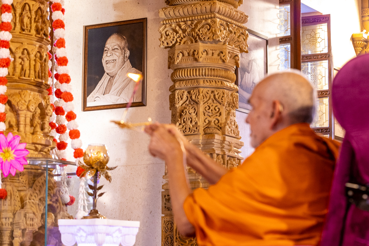 Swamishri performs the annakut arti