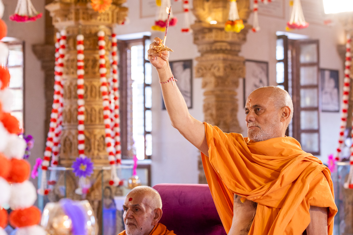 Pujya Viveksagar Swami performs the annakut arti