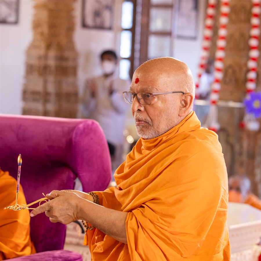 Pujya Ghanshyamcharan Swami performs the annakut arti