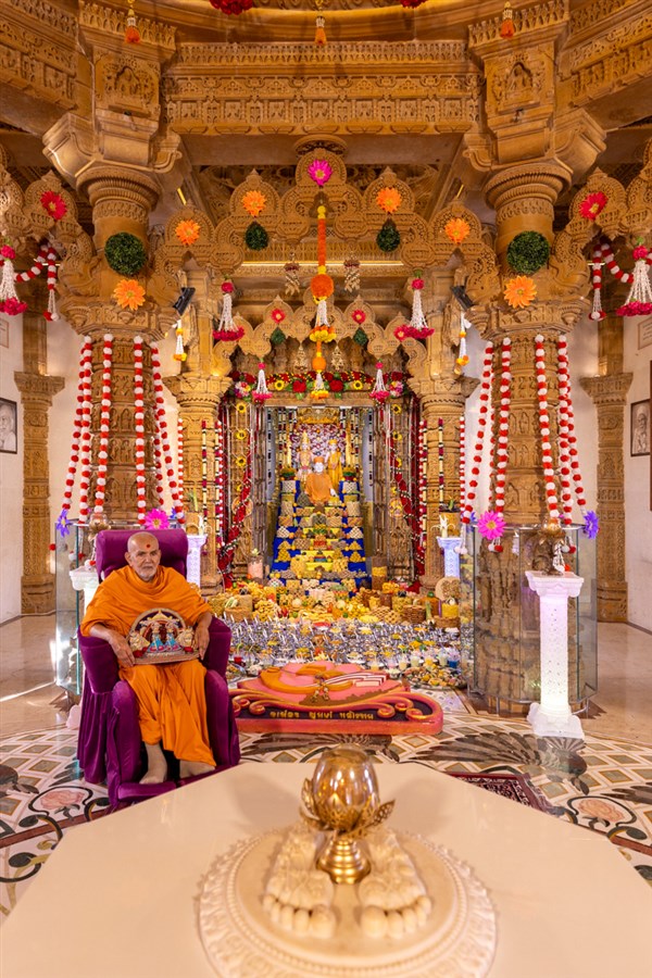 Swamishri with Shri Harikrishna Maharaj and Shri Gunatitanand Swami Maharaj