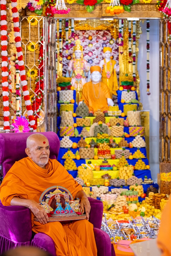 Swamishri with Shri Harikrishna Maharaj and Shri Gunatitanand Swami Maharaj
