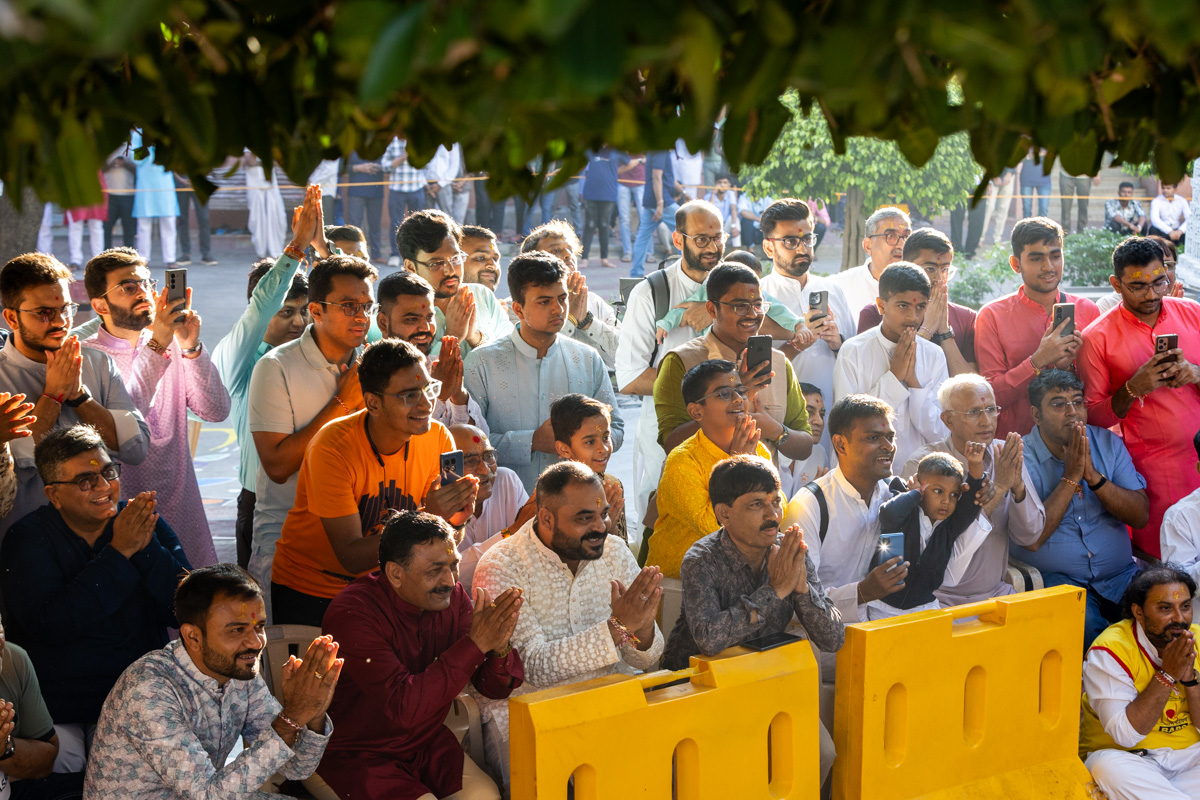 Devotees doing darshan of Swamishri