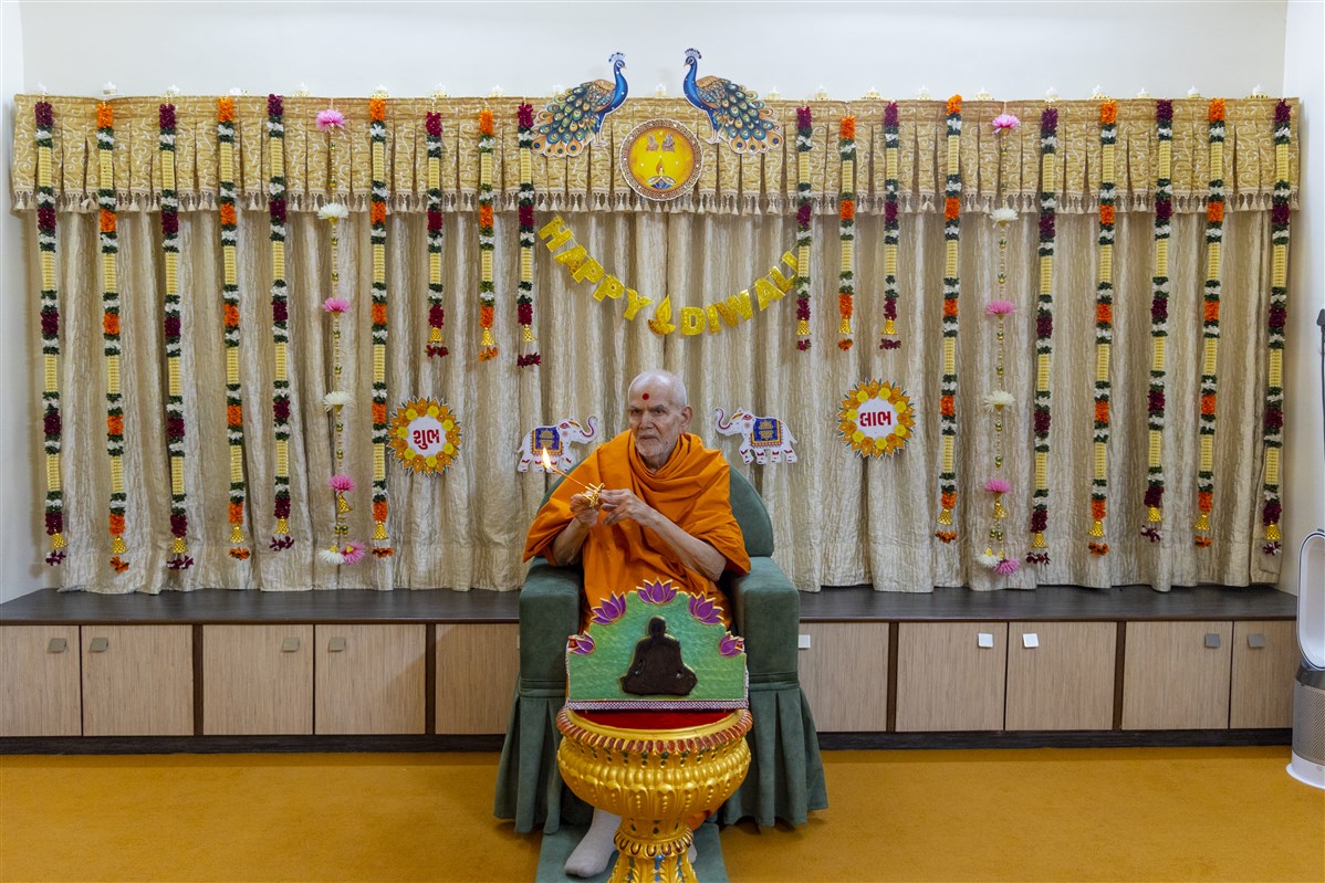 Swamishri performs the evening arti