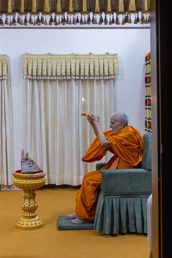 Swamishri performs the arti