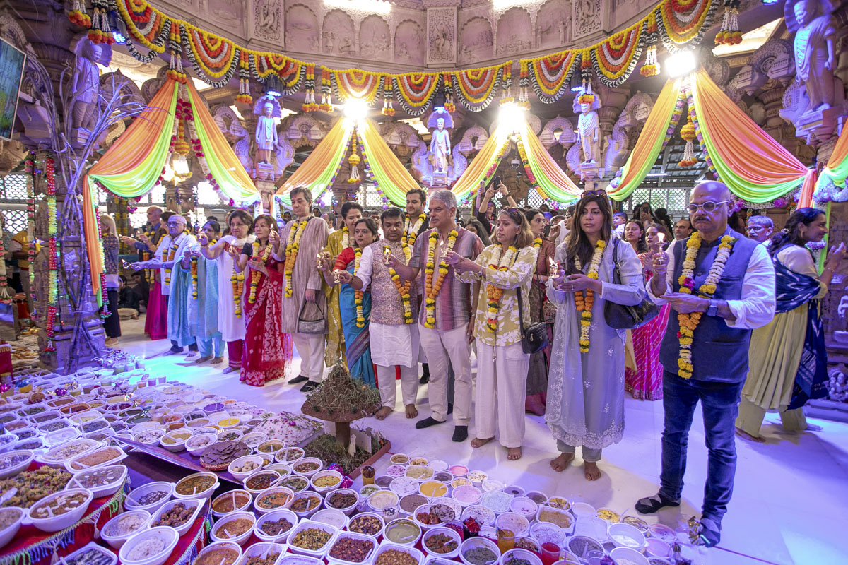 Diplomats Delighted by Annakut Darshan