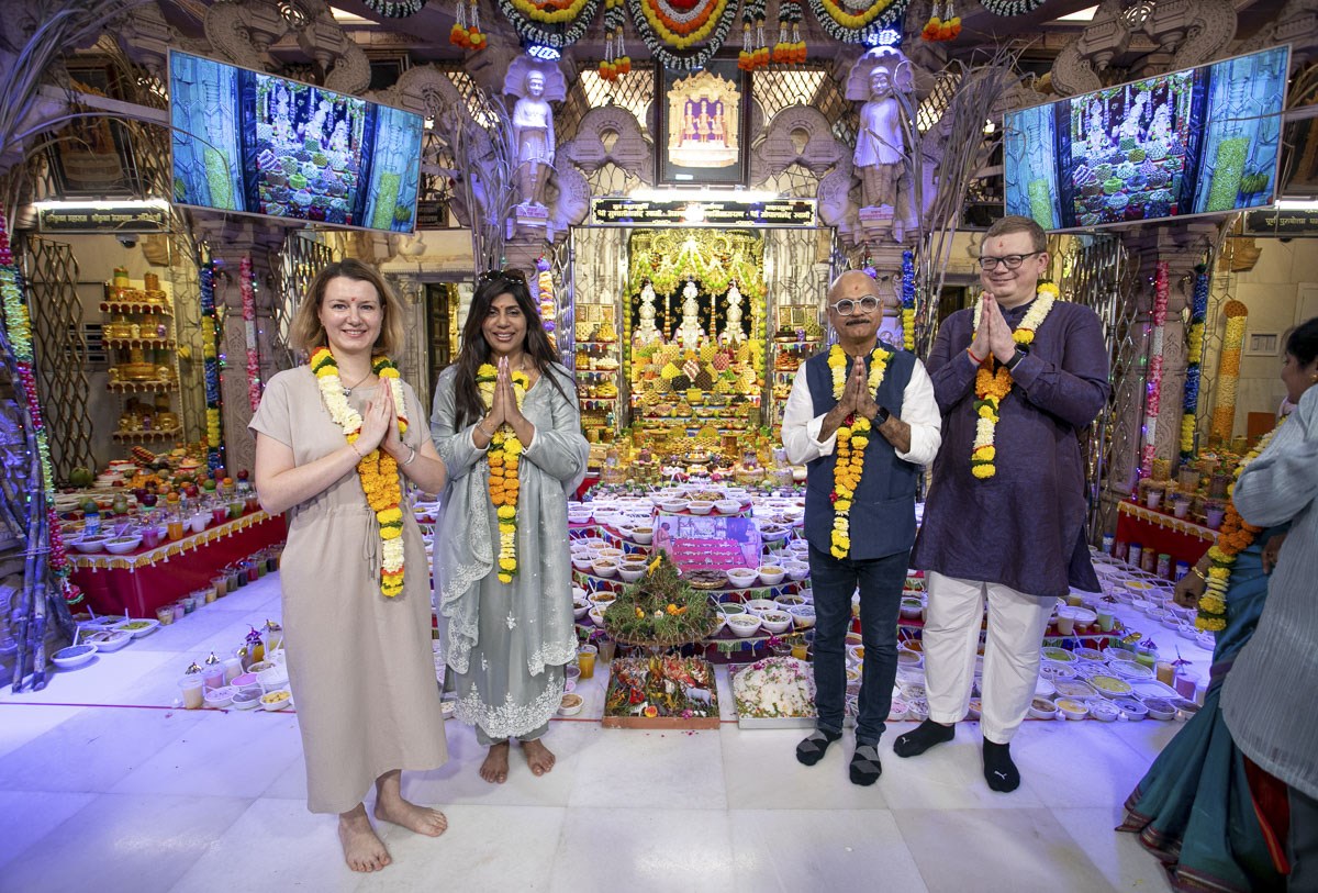 Diplomats Delighted by Annakut Darshan at BAPS Shri Swaminarayan Mandir, Mumbai
