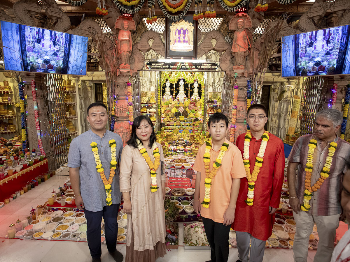 Diplomats Delighted by Annakut Darshan at BAPS Shri Swaminarayan Mandir, Mumbai