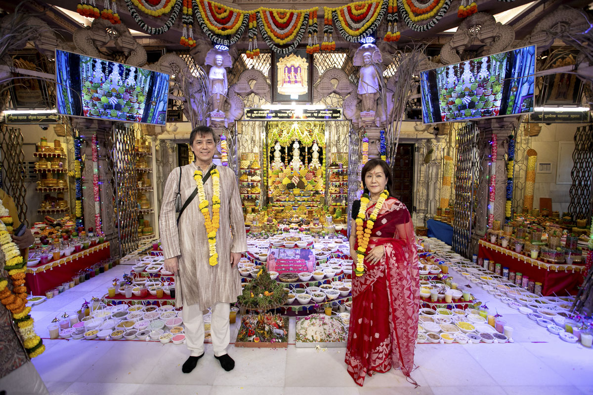 Diplomats Delighted by Annakut Darshan at BAPS Shri Swaminarayan Mandir, Mumbai