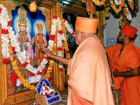 Swamishri performing the Murti Pratishtha ceremony of Akshar Purushottam Maharaj