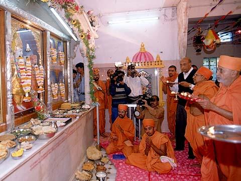 9 December 1999-Performing arti on the occasion of the Shree Swaminarayan Mandir's 21st inauguration Anniversary (Patotsav)