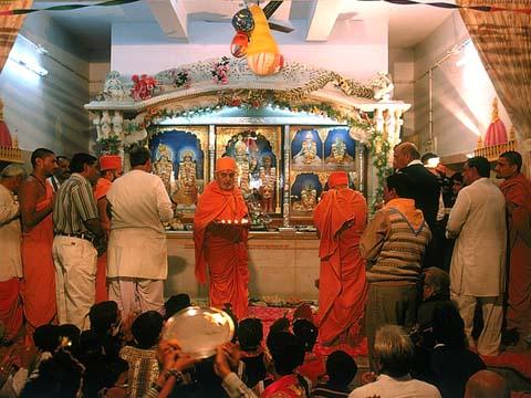 9 December 1999-Performing arti on the occasion of the Shree Swaminarayan Mandir's 21st inauguration Anniversary (Patotsav)