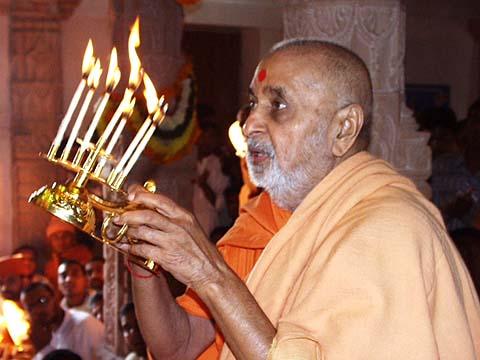 12 to 16 December 1999 HH Pramukh Swami Maharaj s 