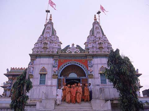 Swamishri decsends the mandir steps