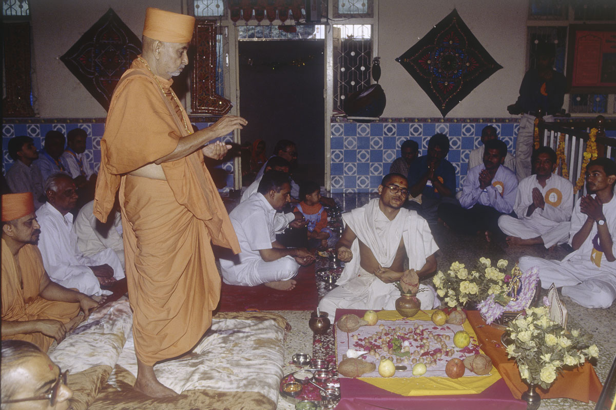 Swamishri performs the patotsav mahapuja rituals