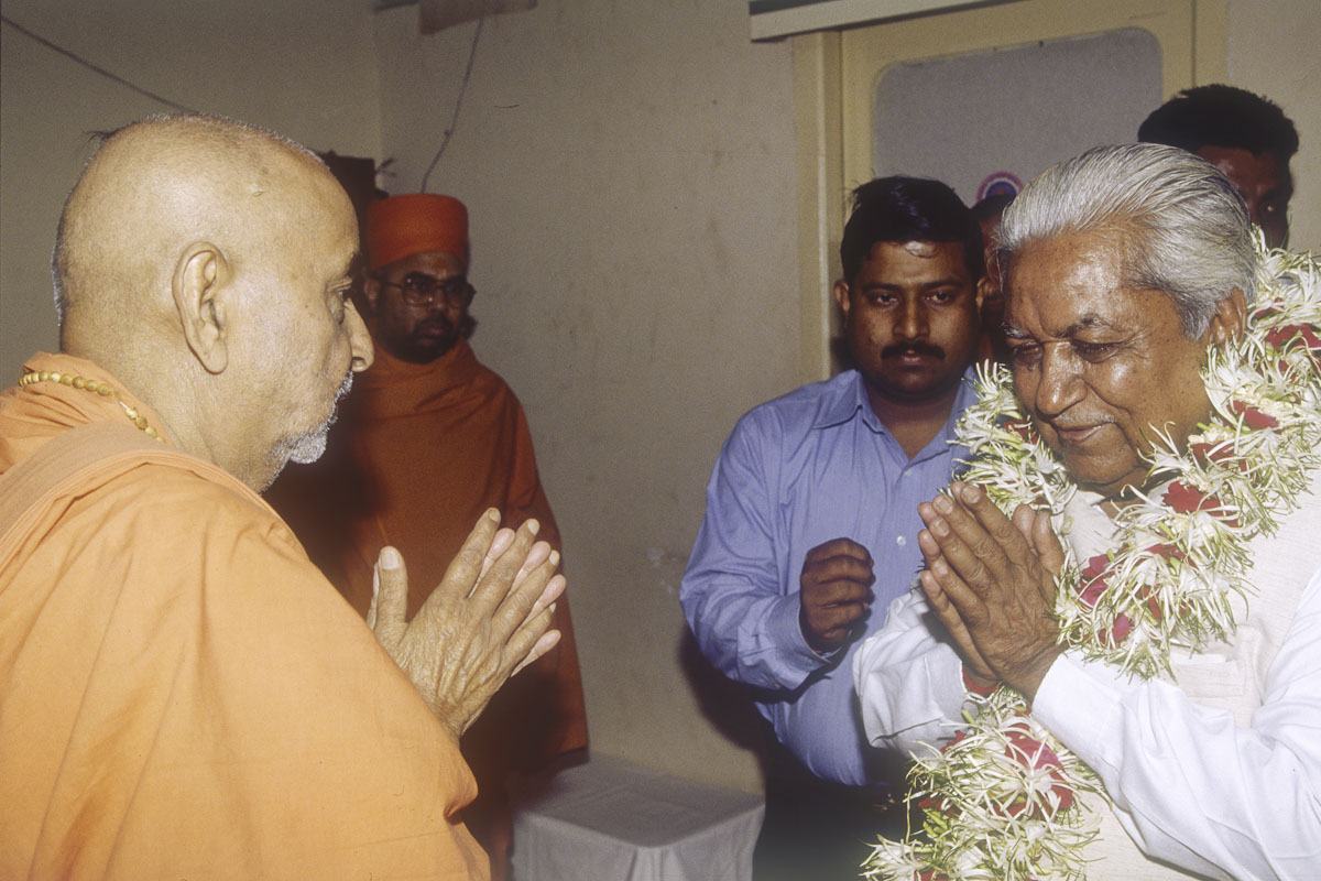 Swamishri honors Shri Keshubhai Patel, Chief Minister of Gujarata, with a garland