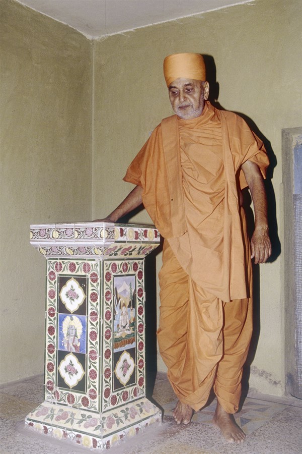 Swamishri visits the sacred place sanctified by Aksharbrahma Gunatitanand Swami