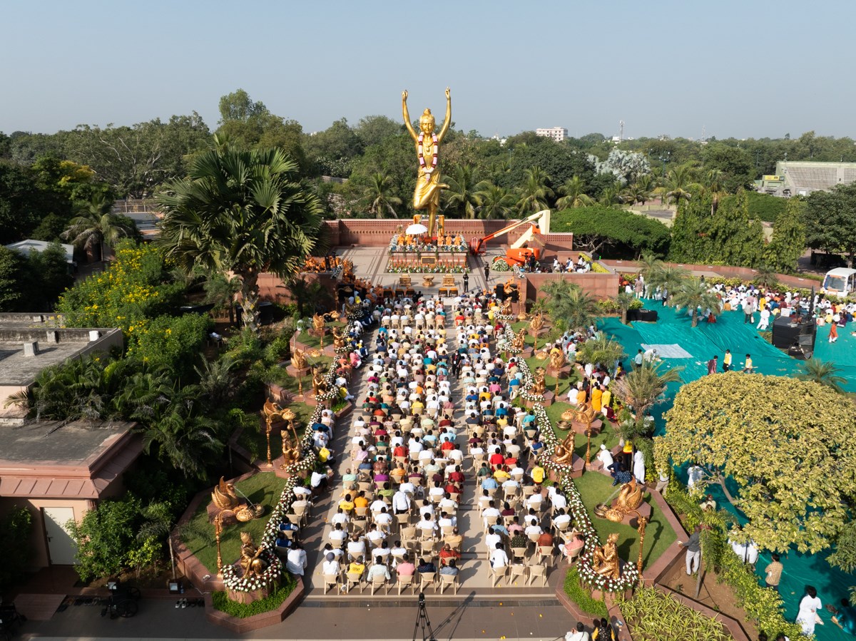 Devotees during the assembly