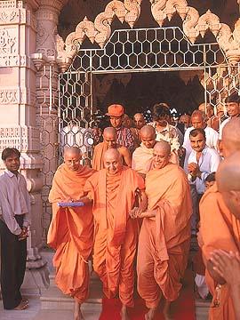 After Thakorji's darshan, Swamishri departs for Gondal
