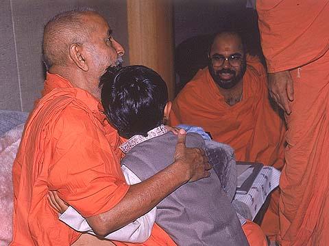 Swamishri blessing a child, 22 Oct 99