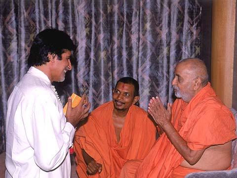 Shri Amitabh Bachchan receives Swamishri's blessings, 22 Oct 99