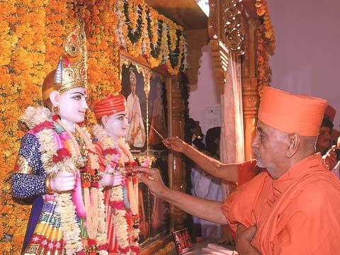Swamishri performing the Murti Pratishtha of Shri Akshar Purushottam Maharaj,