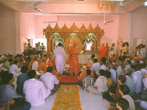Swamishri performing the arti after the Murti Pratishtha ceremony, 31 Oct 99