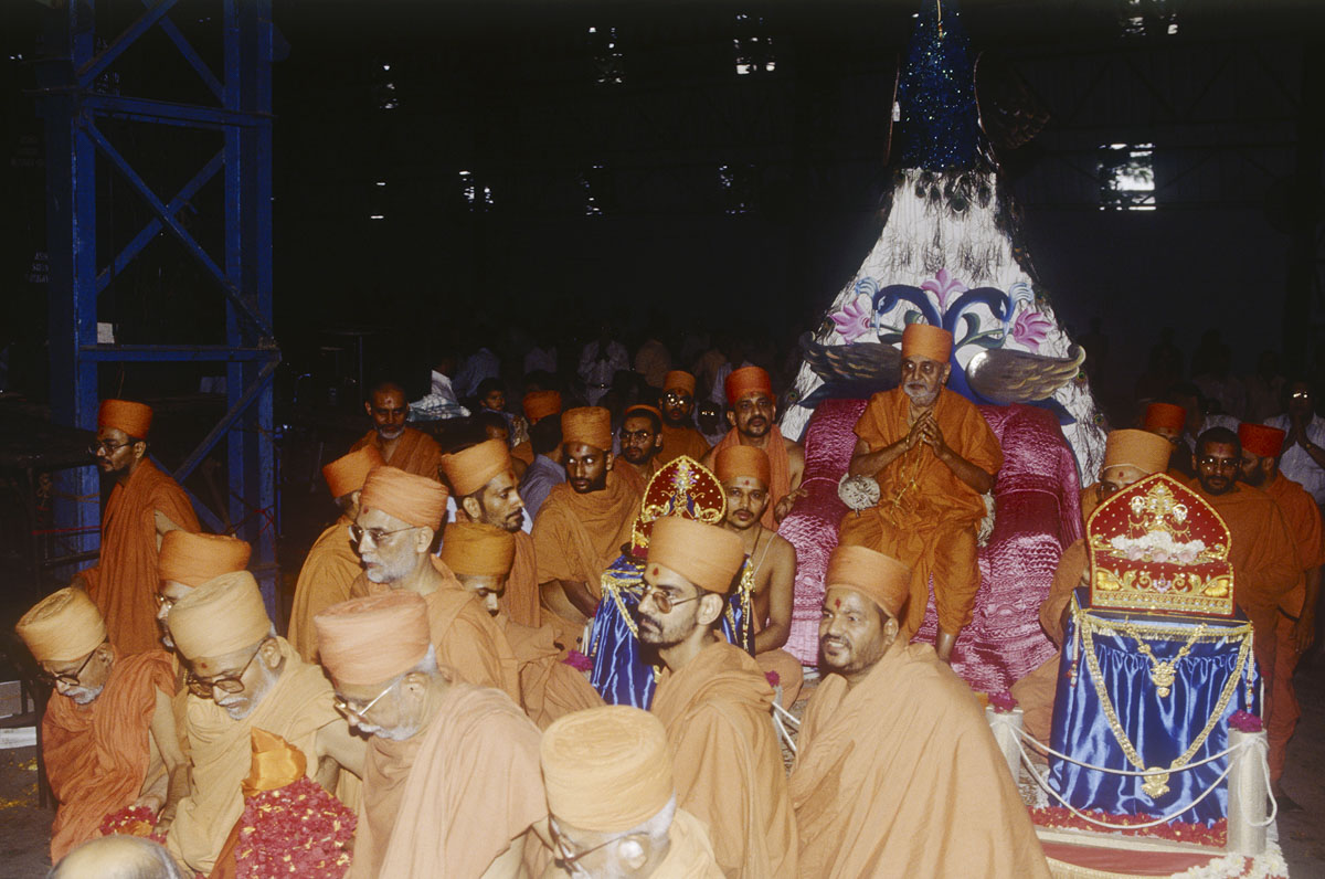 Swamishri arrives in the 50th Pramukh Varni Celebration assembly