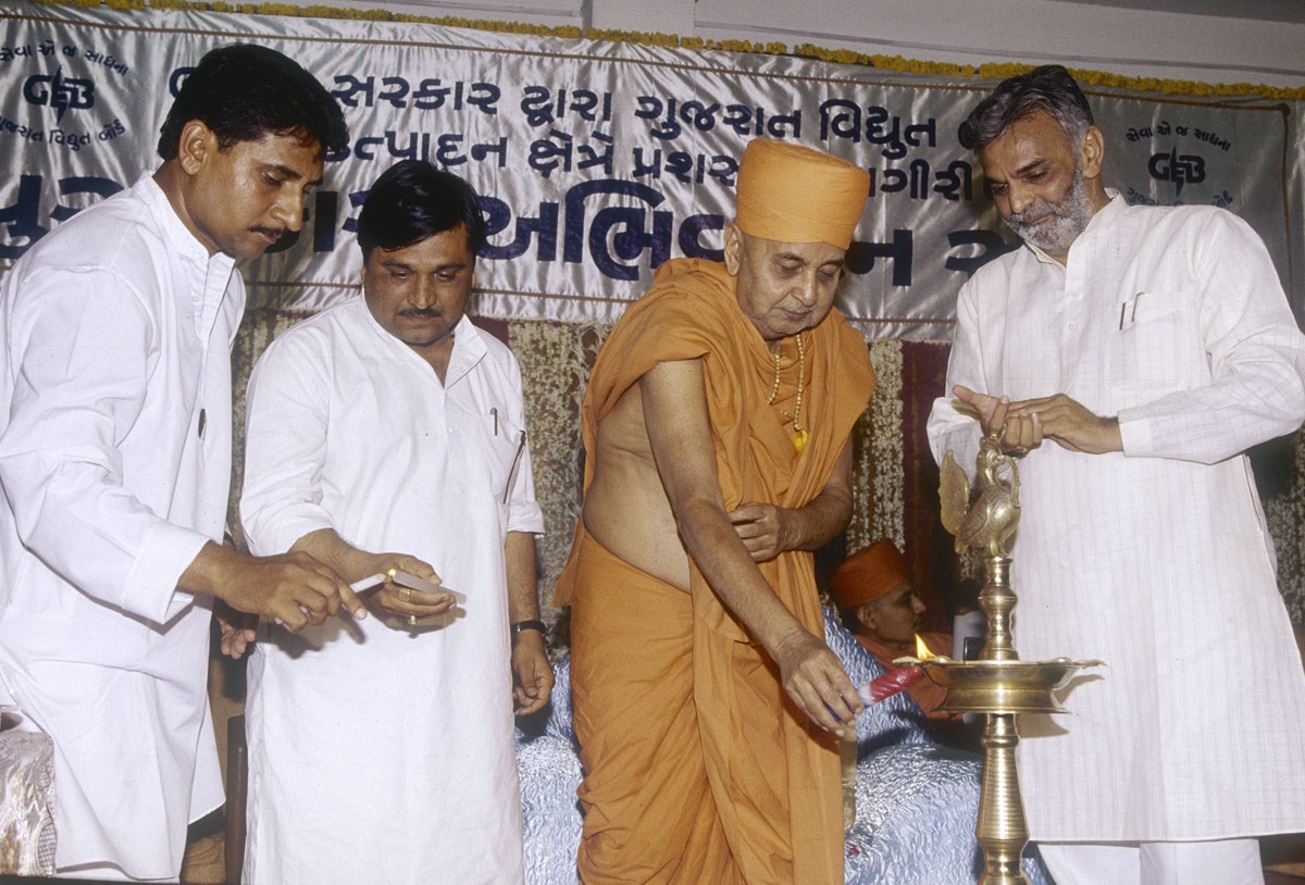 Swamishri and dignitaries light lamps