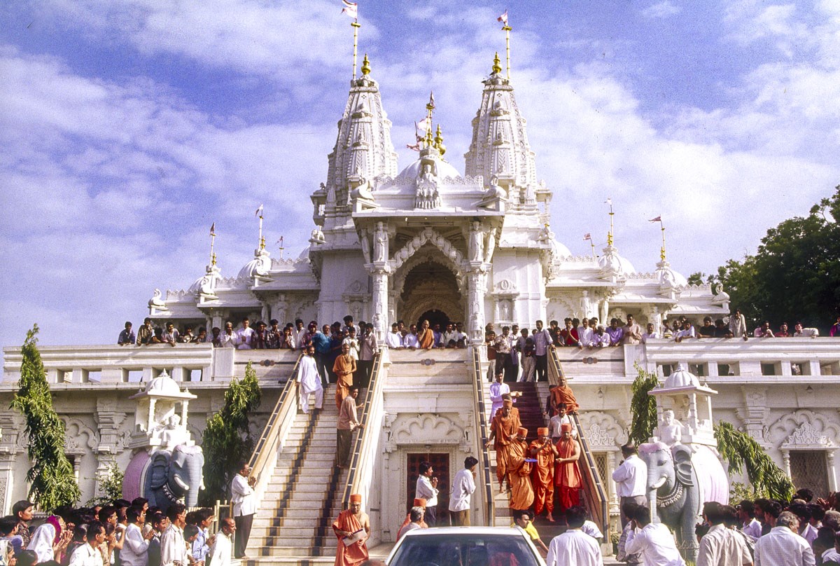Swamishri descends the mandir steps before he departs from BAPS Shri Swaminarayan Mandir, Atladara (Vadodara)