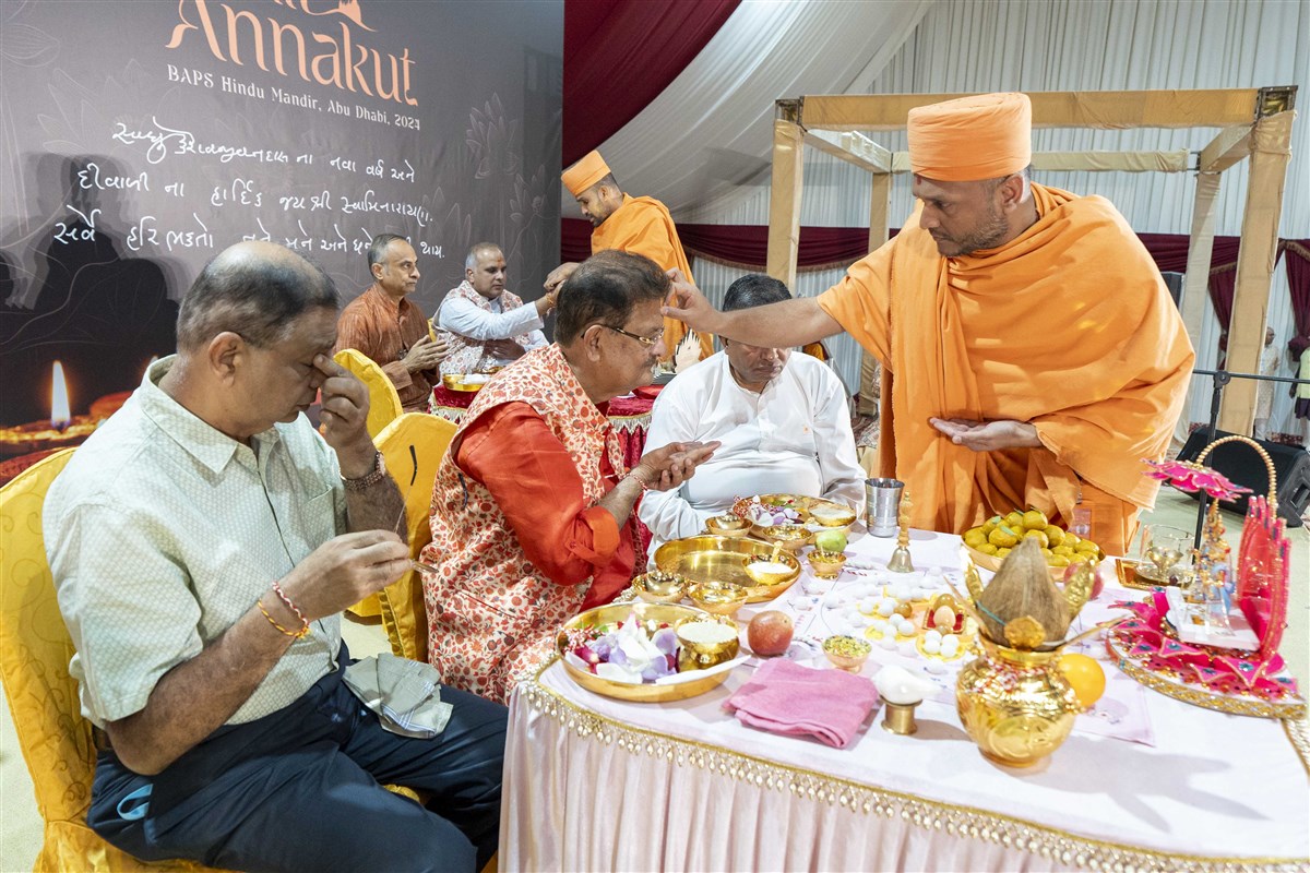 Swami Bahushrutdas applies chandlo to Chairman Ashok Kotecha commencing the ritual for Diwali Puja