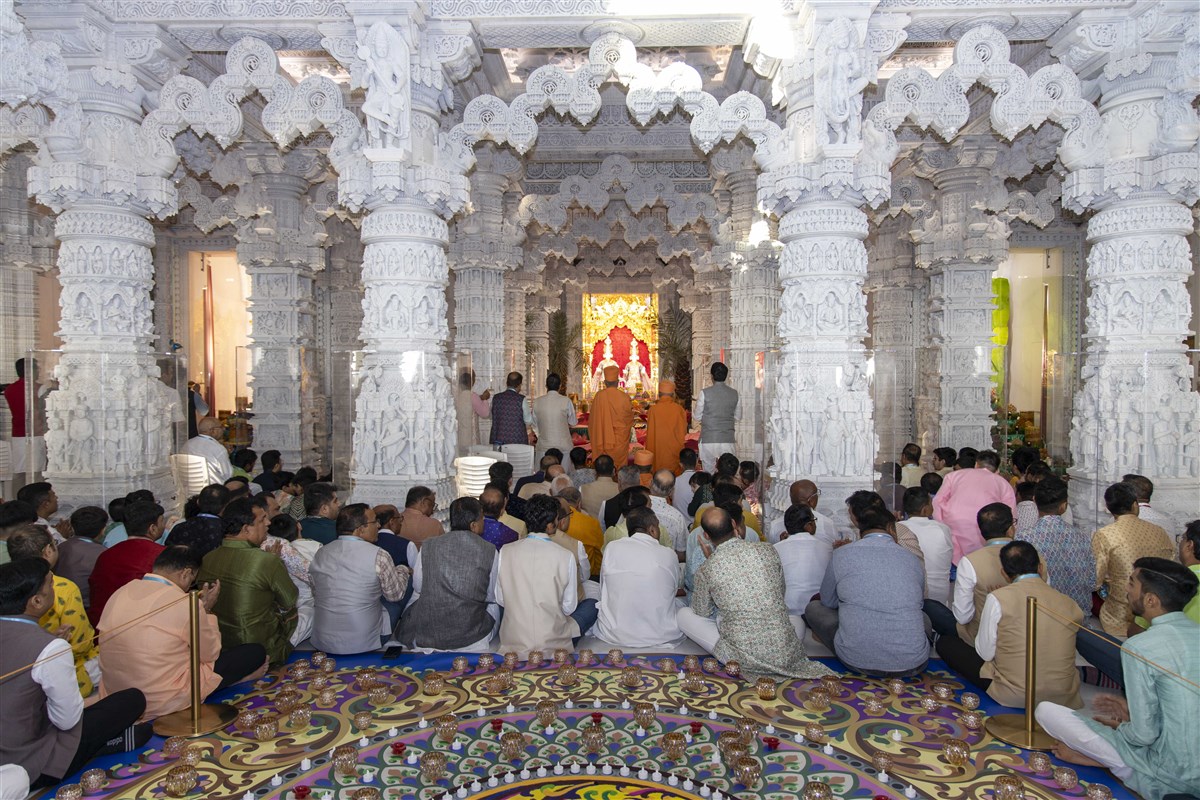 Swamis and devotees of BAPS Hindu Mandir perform the arti on the Day of Annakut