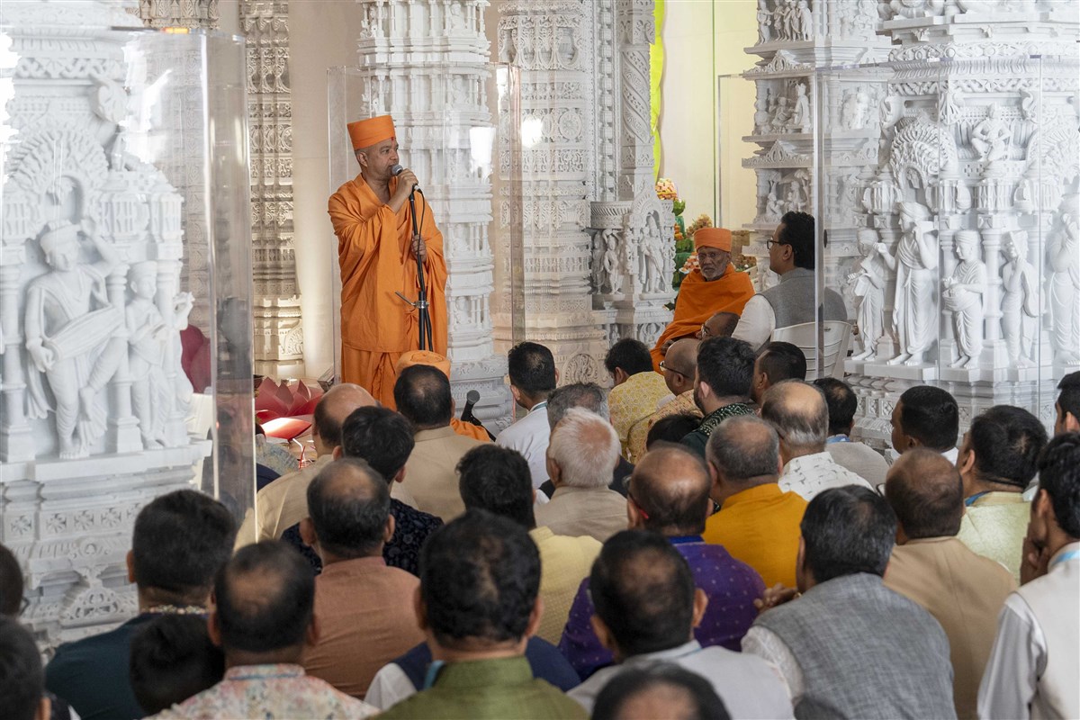 Swami Brahmaviharidas blesses the devotees for peace and prosperity in the coming year