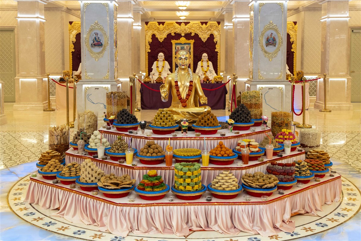 Annakut offered to Bhagwan Swaminarayan and Guru Parampara in the Abhishek Mandapam