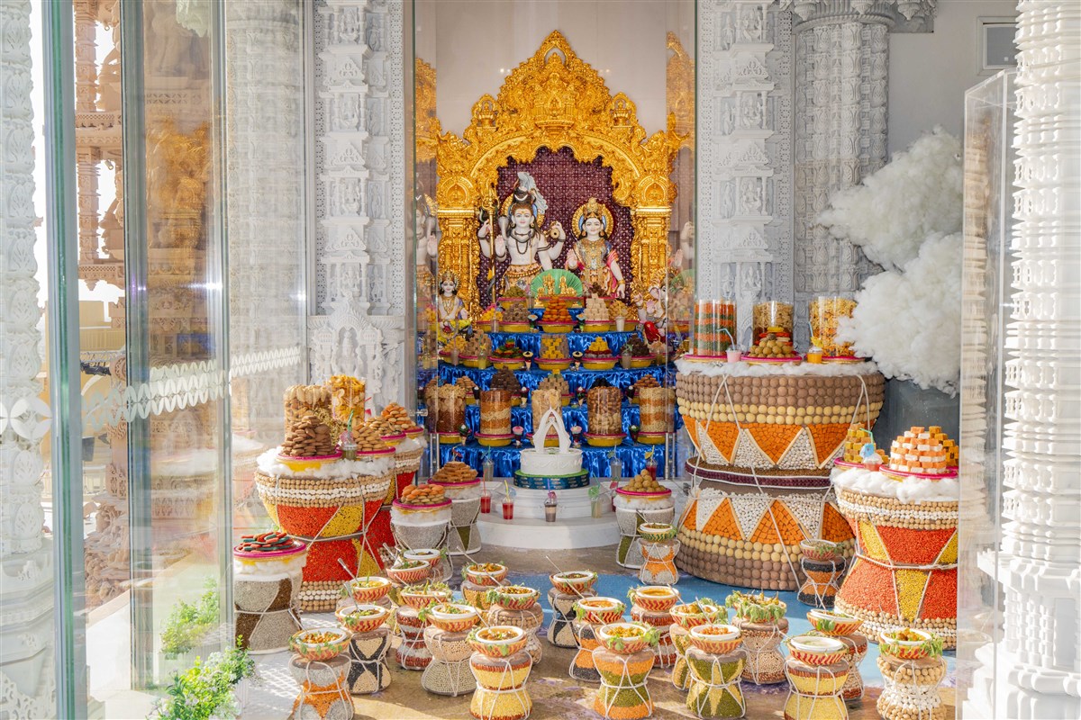 Annakut offered to the Shiv Parivar with the theme of Mt Kailash, Lake Mansarovar and Damrus