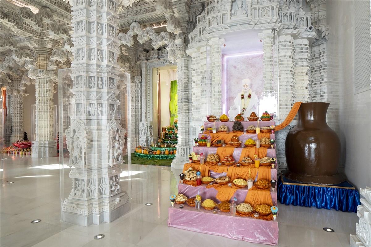 Annakut offered to the His Holiness Pramukh Swami Maharaj at the Siddhi Jharukho