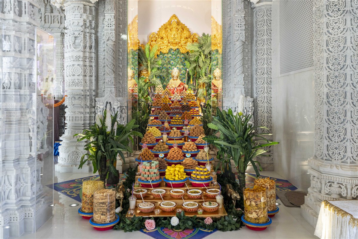 Annakut offered with the theme of the holy Pathinettapadi at the shrine of Ayyappa Swami ji