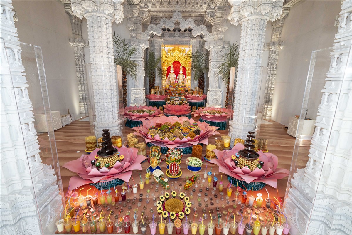 Annakut offered to Shri Akshar Purushottam Maharaj in the theme of  'Lotus in the Desert'