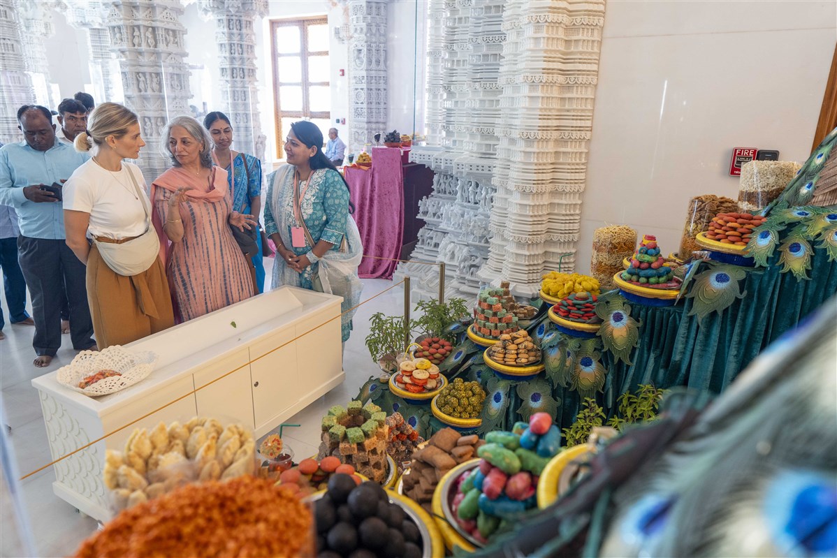 Devotees from across the world came in for darshan of Annakut