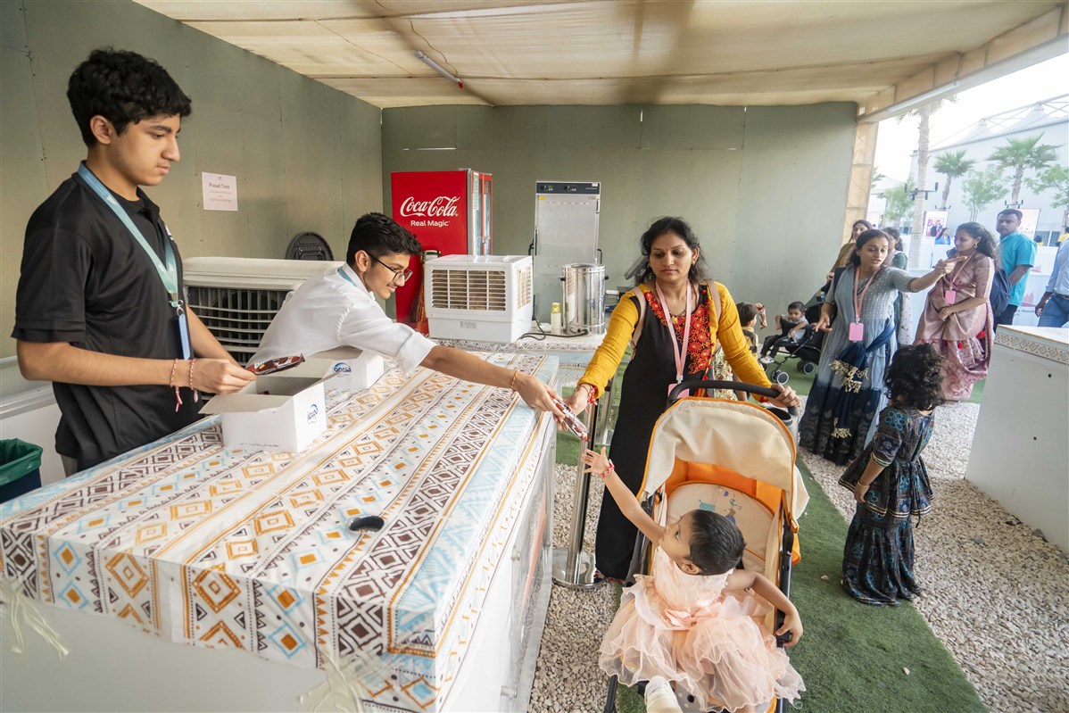 Volunteers selflessly serve the prasad to the visitors